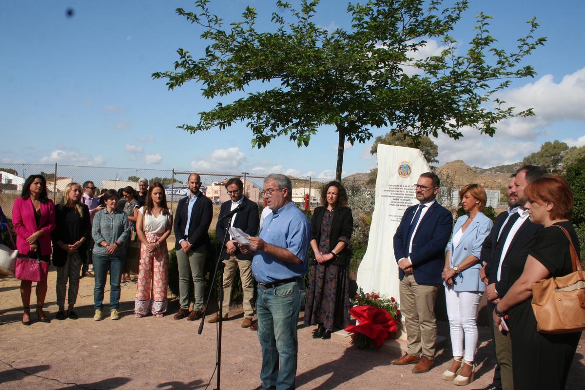 El presidente de la Federación de Asociaciones de Vecinos, Pedro García Molina, leía un manifiesto en el Parque 11 de mayo.