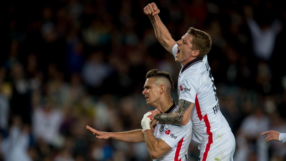 Santos Borré, el delantero del Eintracht, celebra su fantástico disparo en el 0-2 en el Camp Nou. 