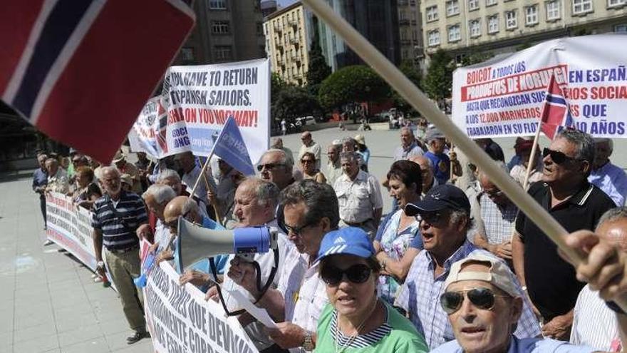 Exmarinos exigen en A Coruña que Noruega les pague sus pensiones