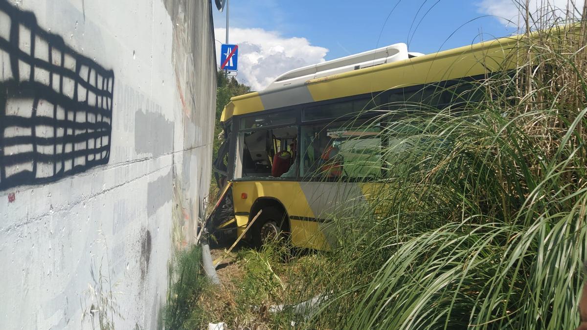 Imagen del autobús siniestrado esta tarde en Santiago.
