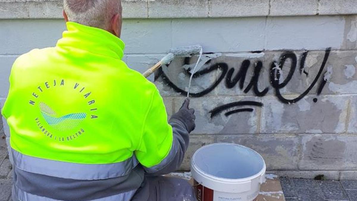 Limpieza de pintadas en Vilanova i la Geltrú a cargo de trabajadores municipales