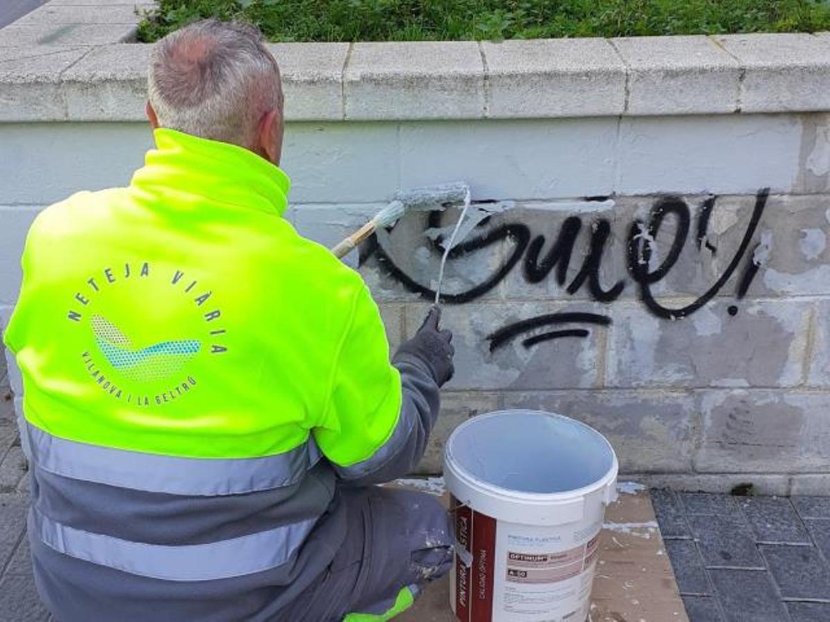Limpieza de pintadas en Vilanova i la Geltrú a cargo de trabajadores municipales