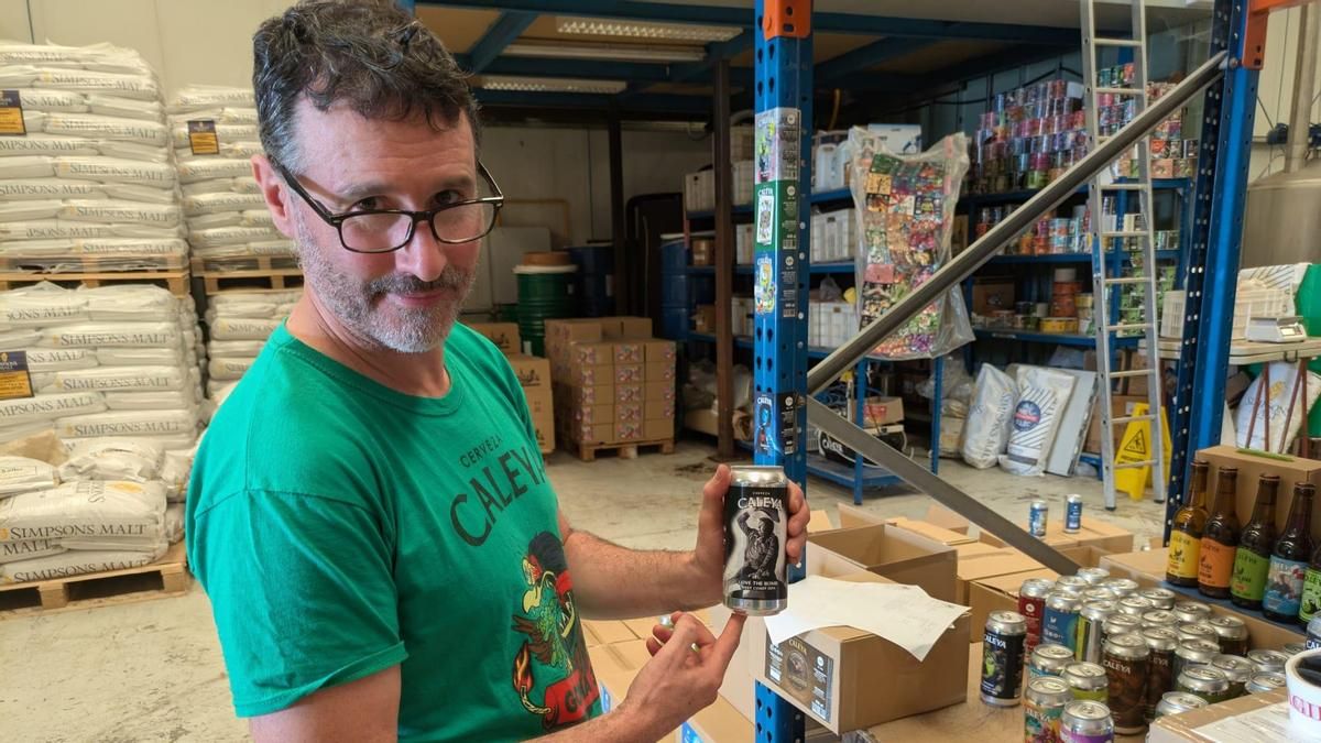 César García, uno de los fundadores de Caleya, en la fábrica de Caleya en el polígono de Valnalón