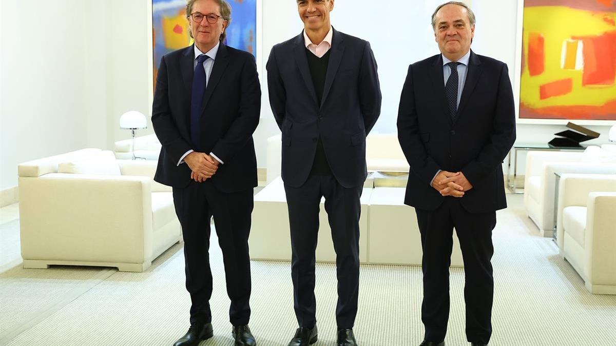 De izquierda a derecha: el vicepresidente de Sapa Placencia, Ibon Aperribay, el presidente del Gobierno, Pedro Sánchez, y el consejero delegado de Sapa Placencia, Jokin Aperribay, a 3 de noviembre de 2025, en La Moncloa (Madrid, España).