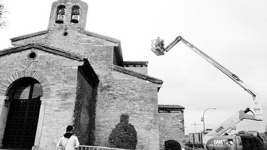 El dispositivo de limpieza instalado, ayer, en San Julián de los Prados.