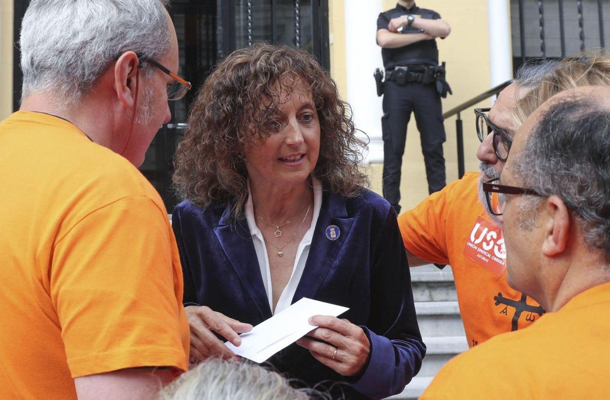 Ledo, ya consejera, ante la sede de la Presidencia, recoge las reivindicaciones de la concertada. | J. L. CEREIJIDO