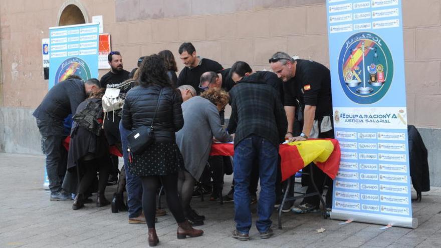 Personas se agolpan para firmar este viernes en Santo Domingo.