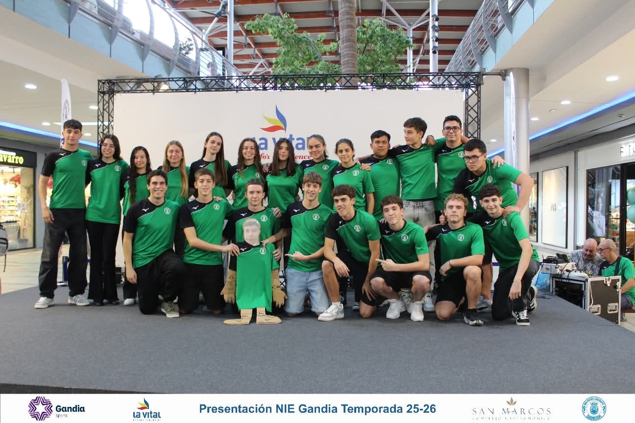 El Natació i Esports Gandia presenta a nadadores, nadadoras y técnicos