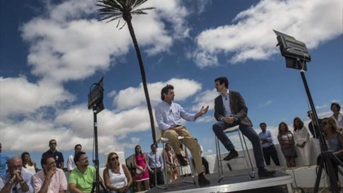 Pablo Casado (derecha) y el ministro José Manuel Soria, durante un acto de la campaña 'CumPPlimos', el miércoles en Lanzarote.