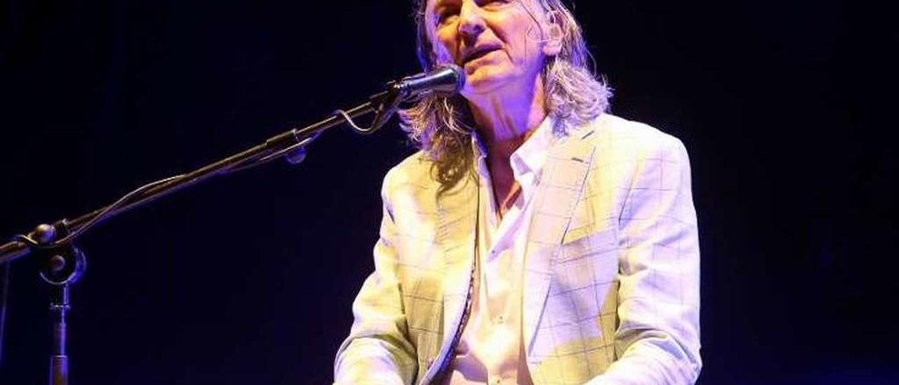 Roger Hodgson, durante el concierto de anoche en Castrelos. // Marta G. Brea