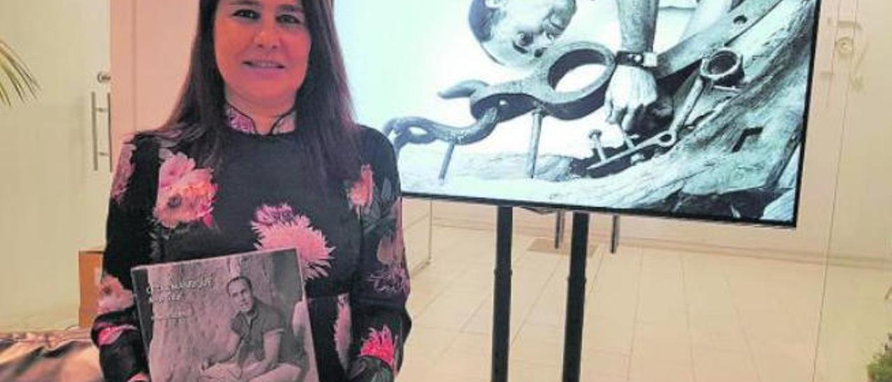 Violeta Izquierdo, el pasado viernes, en El Almacén con un ejemplar de &#039;César Manrique. Arte total&#039;.