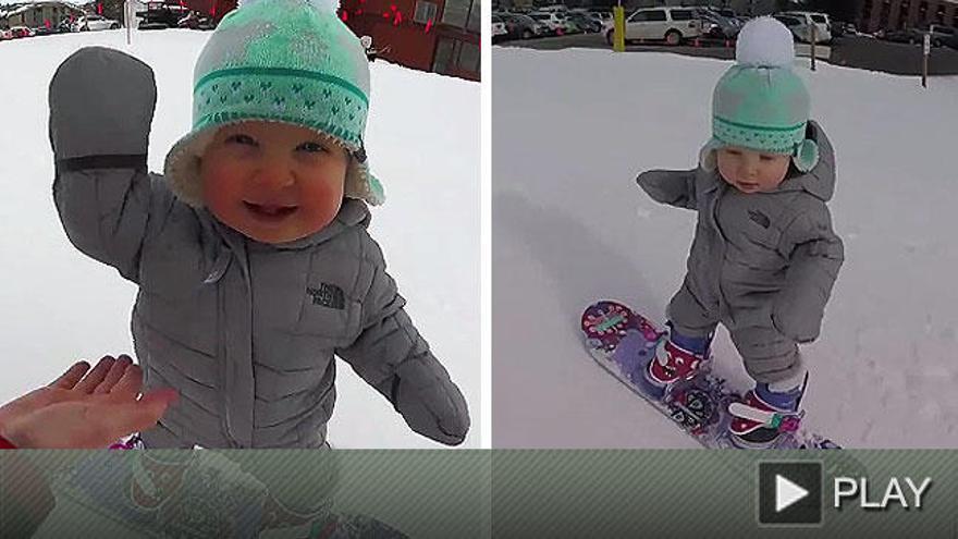 El bebé de un año que se atreve con la tabla de snowboard