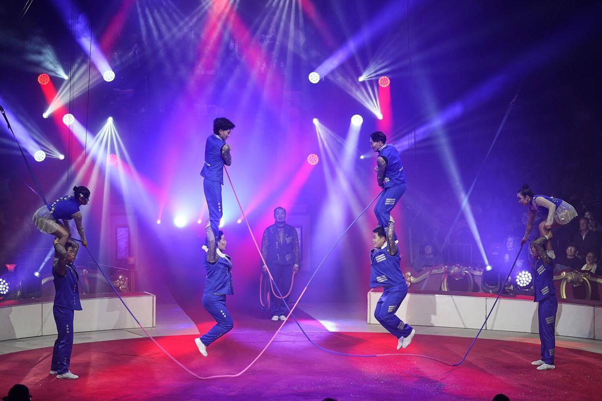 Les imatges de l'espectacle Vermell del Festival del Circ de Girona 2026