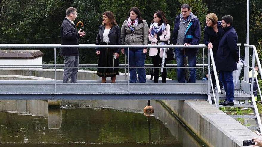 La conselleira de Medio Ambiente, la alcaldesa y responsables municipales durante una visita a la EDAR.