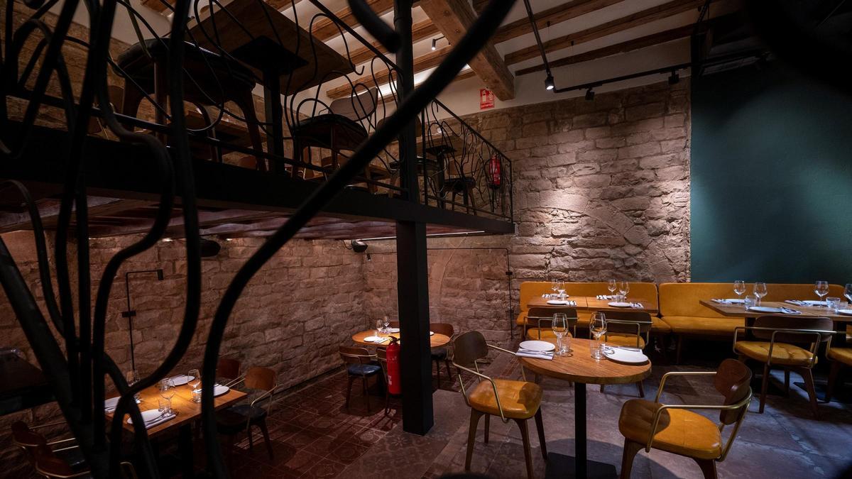 La sala del restaurante Bornès cuenta con un altillo donde también hay mesas.