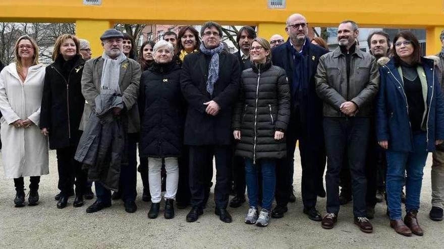 Carles Puigdemont, en Bruselas junto a los diputados de su lista. // AFP