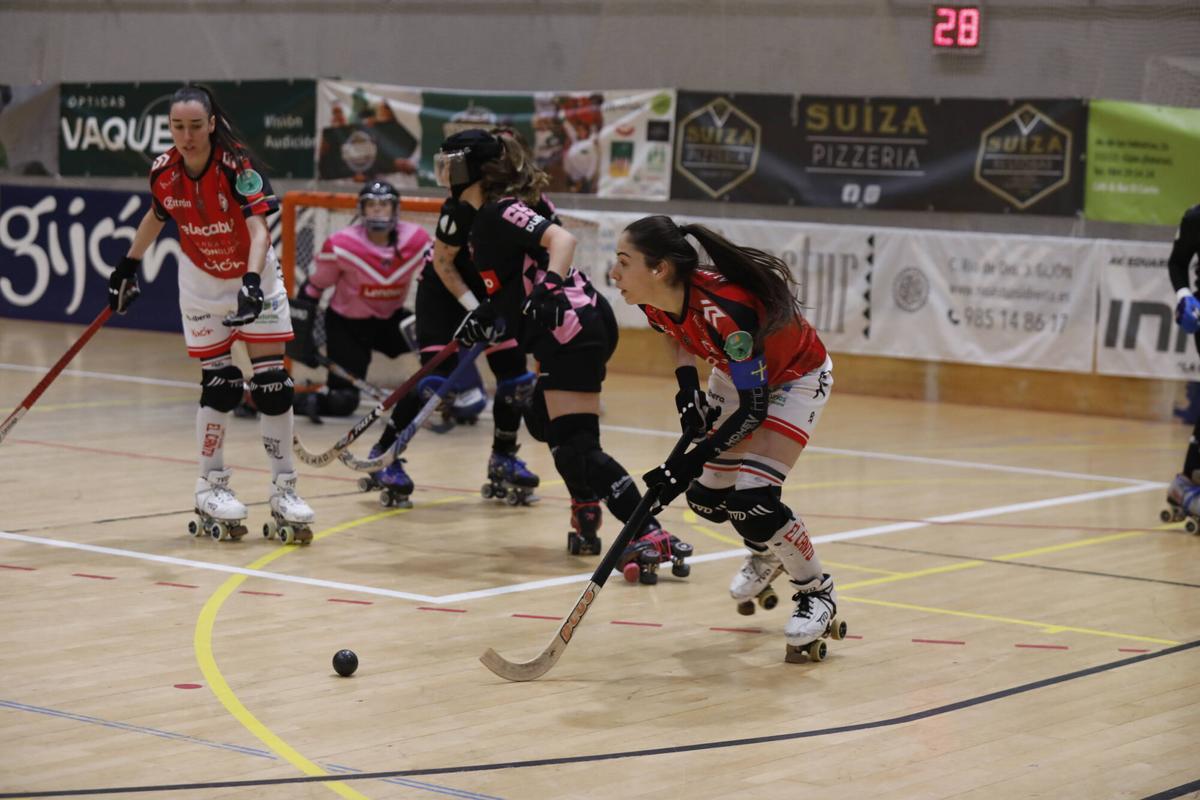 Marta Piquero en un jugada ante Las Rozas ayer en Mata Jove.