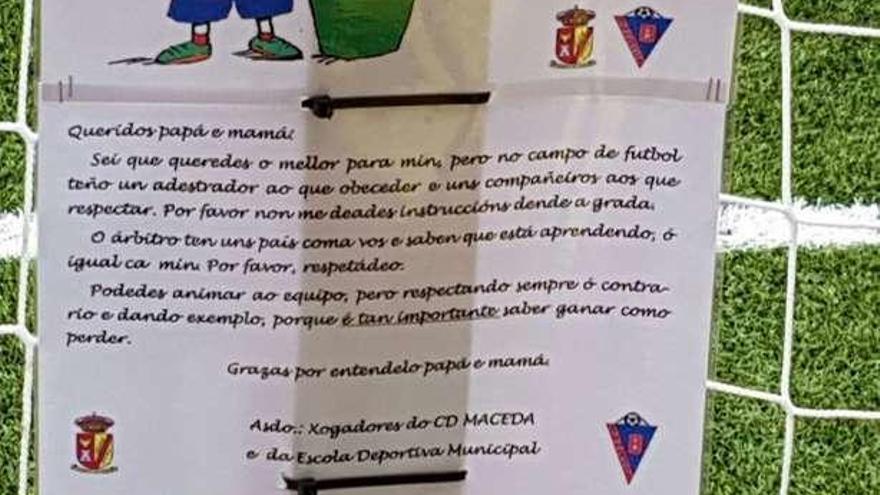 Imagen de la nota de los jugadores del Maceda dedicada a sus padres y madres. // FdV