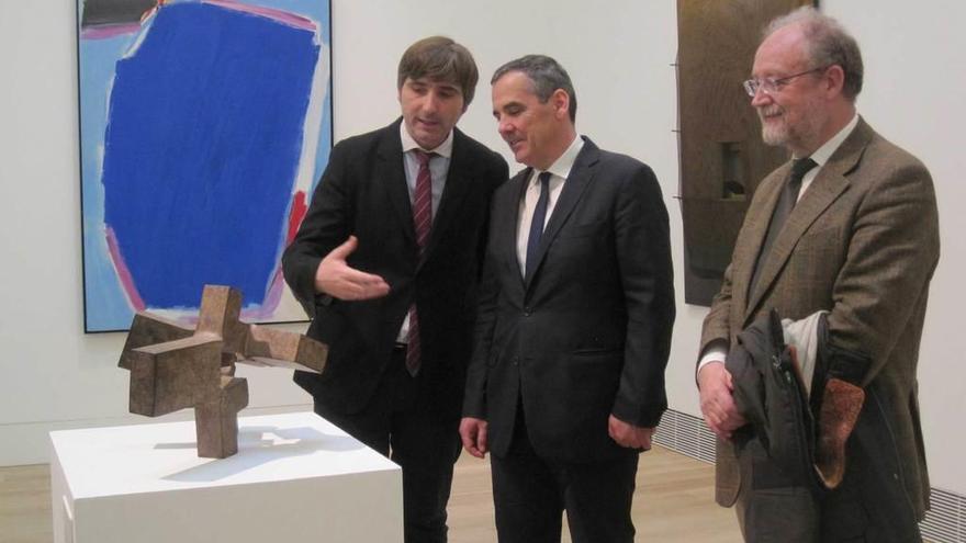 Alfonso Palacio, el viceconsejero Vicente Domínguez y Leopoldo Tolivar, miembro del patronato del Museo, ayer en la presentación de la escultura de Chillida.