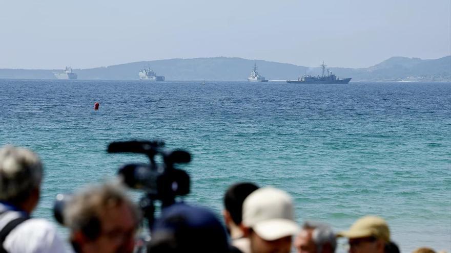 Así se ha vivido la Revista Naval por el Día de las Fuerzas Armadas desde la playa de Samil
