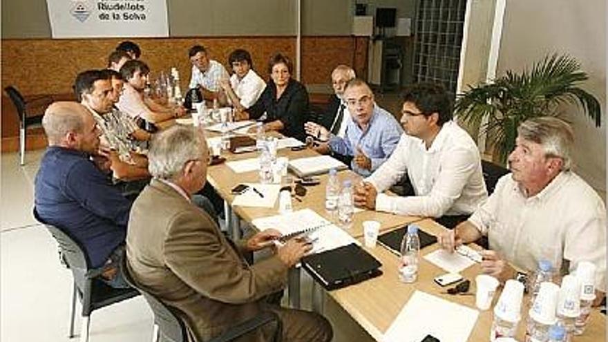 Reunió de membres municipals, ahir, a l&#039;Ajuntament de Riudellots de la Selva.