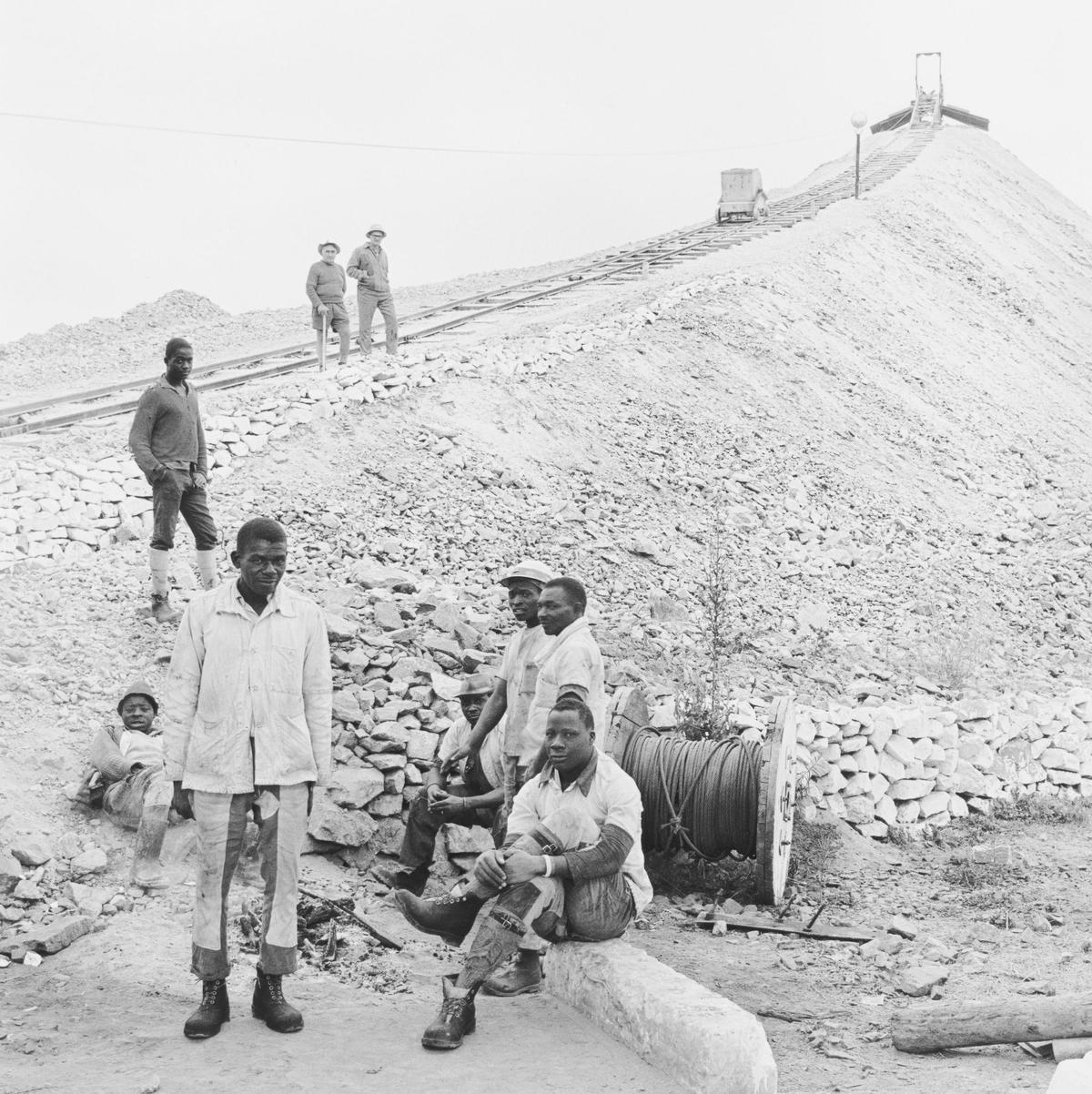 David Goldblatt, 'Gang on surface work, Rustenberg Platinum Mine, Rustenburg, North-West Province [Cuadrilla en trabajos de superficie, mina de platino de Rustenberg, Provincia del Noroeste], 1971.
