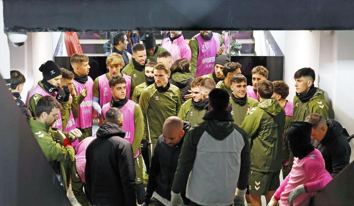 Hugo Álvarez y Yoel Lago, entre otros, este miércoles antes del entrenamiento en el estadio Toumba.