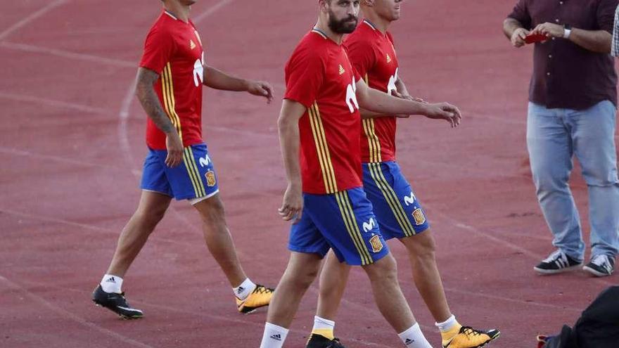 Gerard Piqué, ayer en Las Rozas junto a Rodrigo y Thiago.