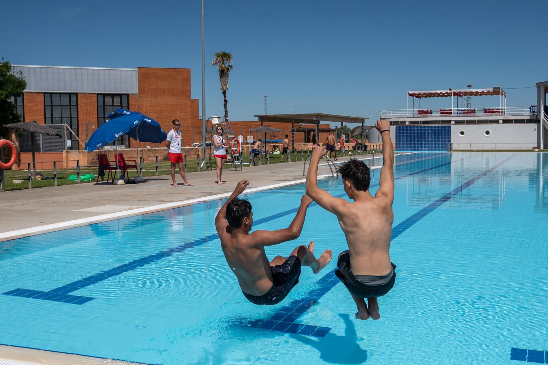 Primer día de baños en las piscinas de Badajoz
