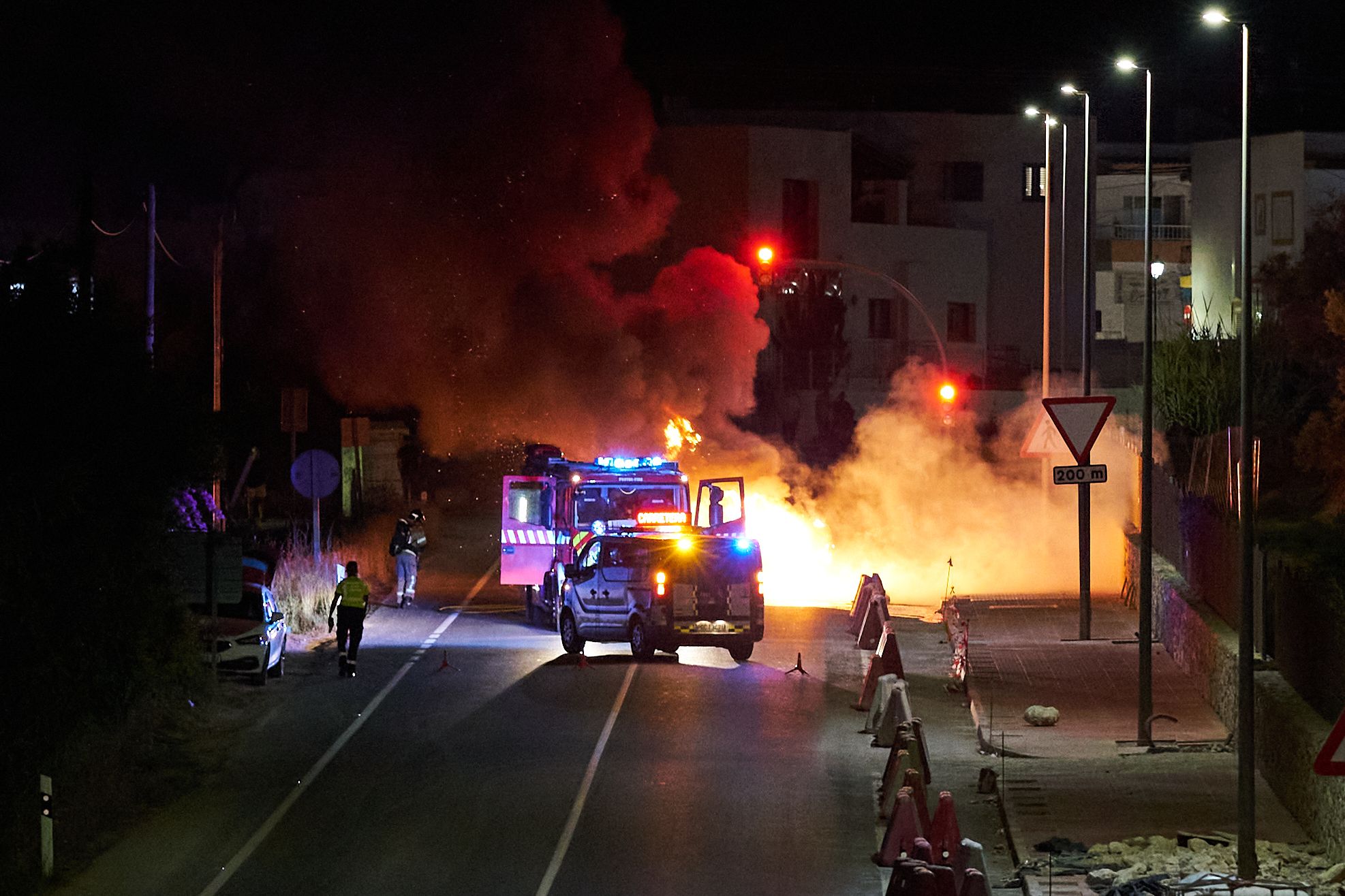 Coche en llamas en una carretera de Ibiza
