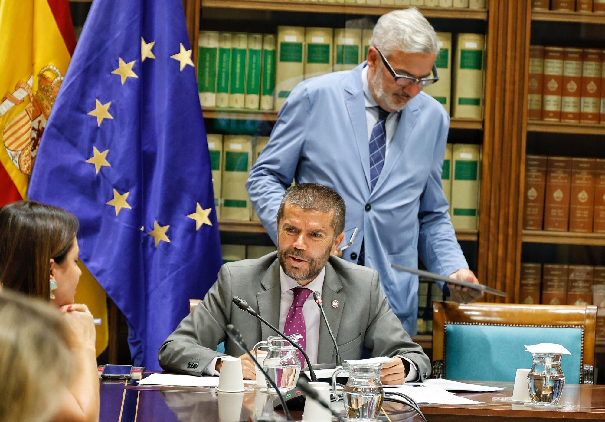Los rectores canarios comparecen en el Parlamento regional para valorar la ley de ciencia.