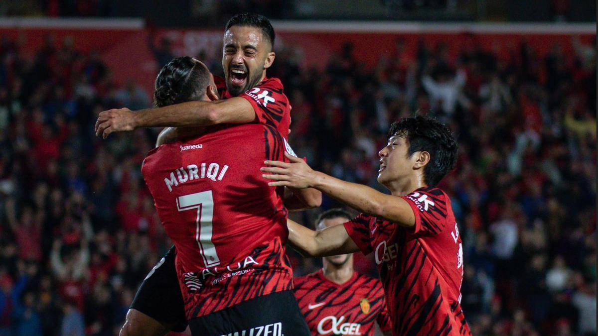 Jaume Costa abraza a Muriqi tras su gol ante el Atlético de Madrid.