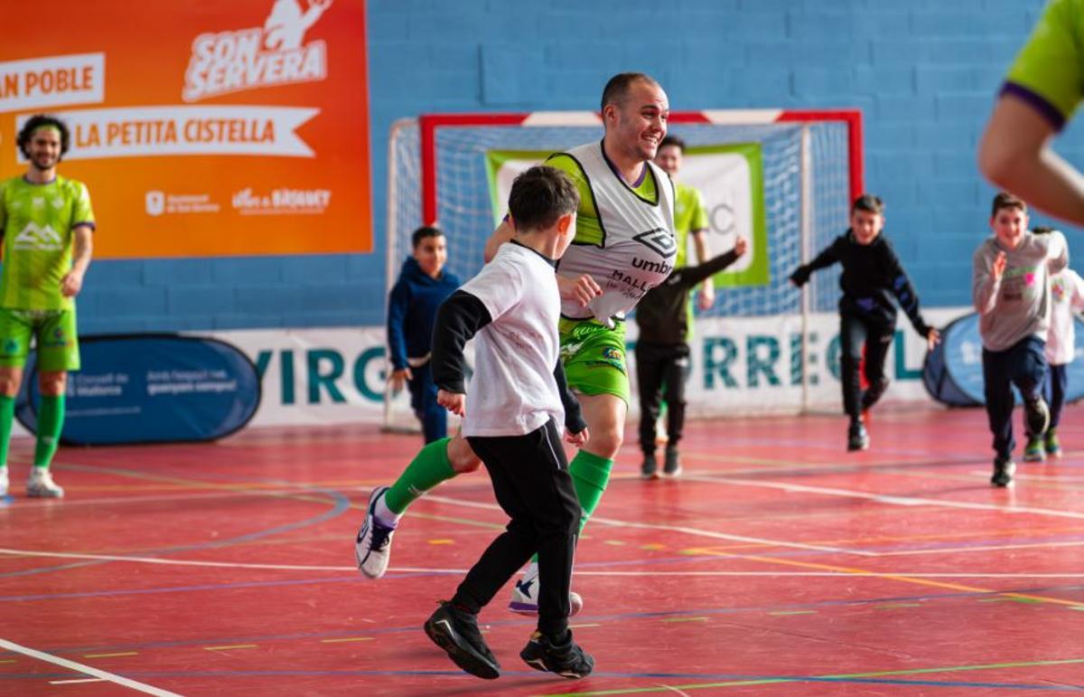 Fabinho bromea con los niños durante el partido.