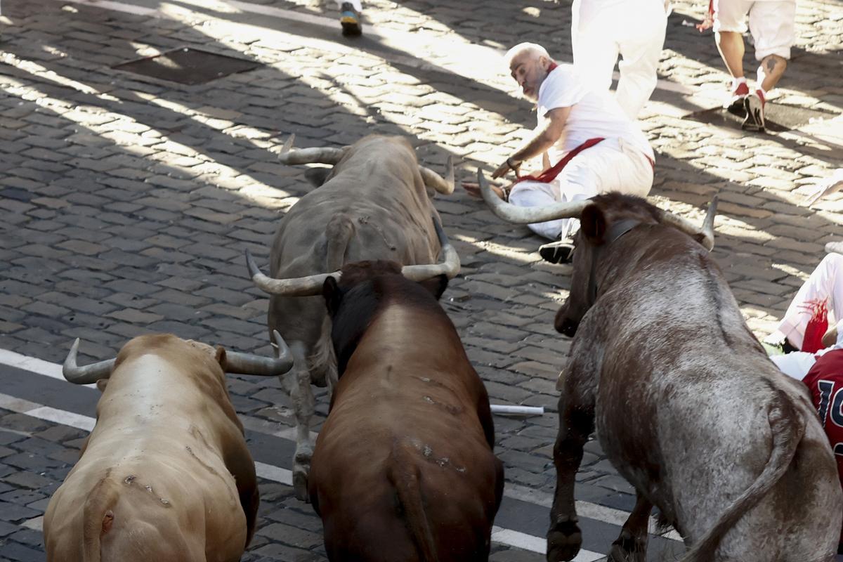  Los toros de la ganadería gaditana Núñez del Cuvillo a su paso por el Ayuntamiento, antes de tomar la calle Mercaderes, durante el primer encierro de los Sanfermines 2022.