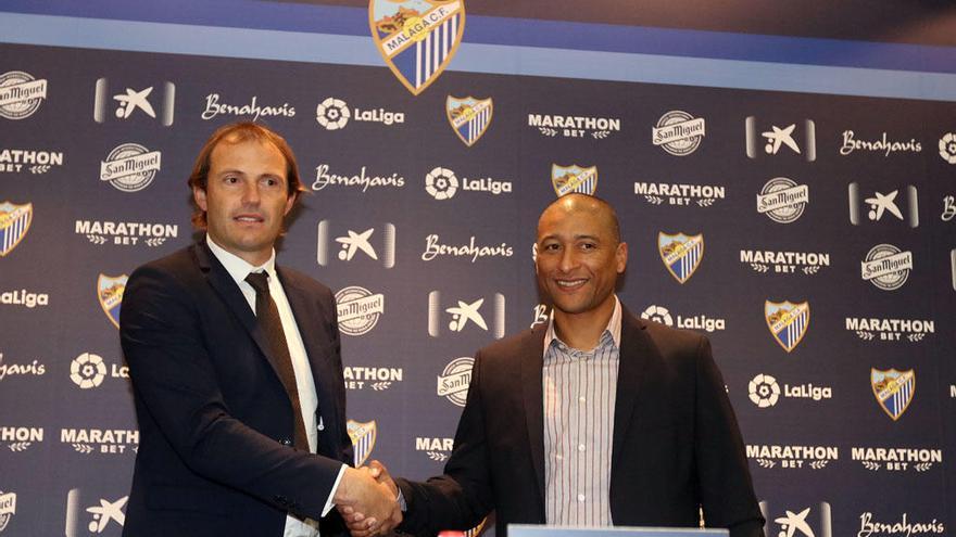 El día de su presentación en el estadio de La Rosaleda, junto a Francesc Arnau, director deportivo del club.