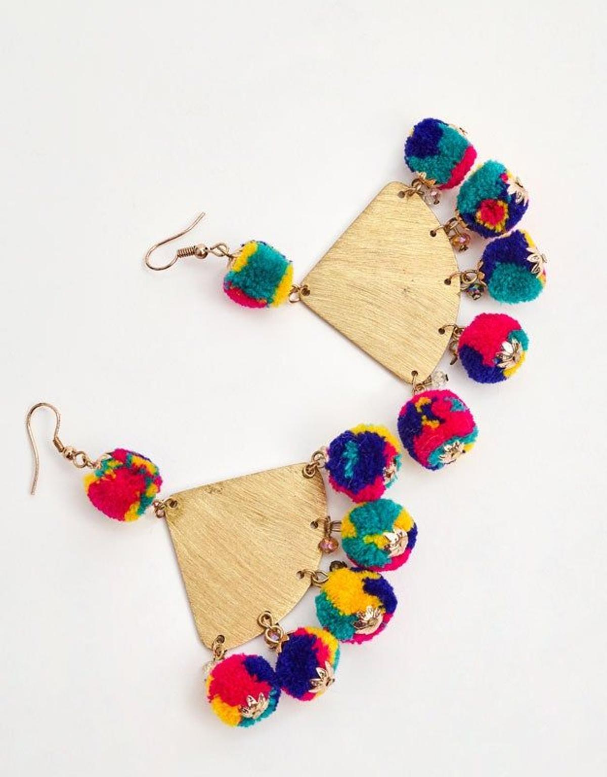 Pendientes con pompones multicolor de Pull&amp;Bear. (Precio: 5, 99 euros)