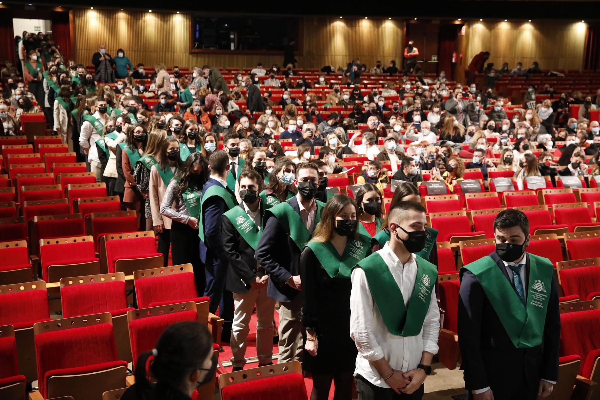 La entrega de diplomas en la Facultad de Comercio de Gijón, en imágenes