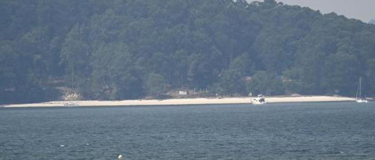 Al menos tres barcos fondeados ayer ante la playa de Tambo.
