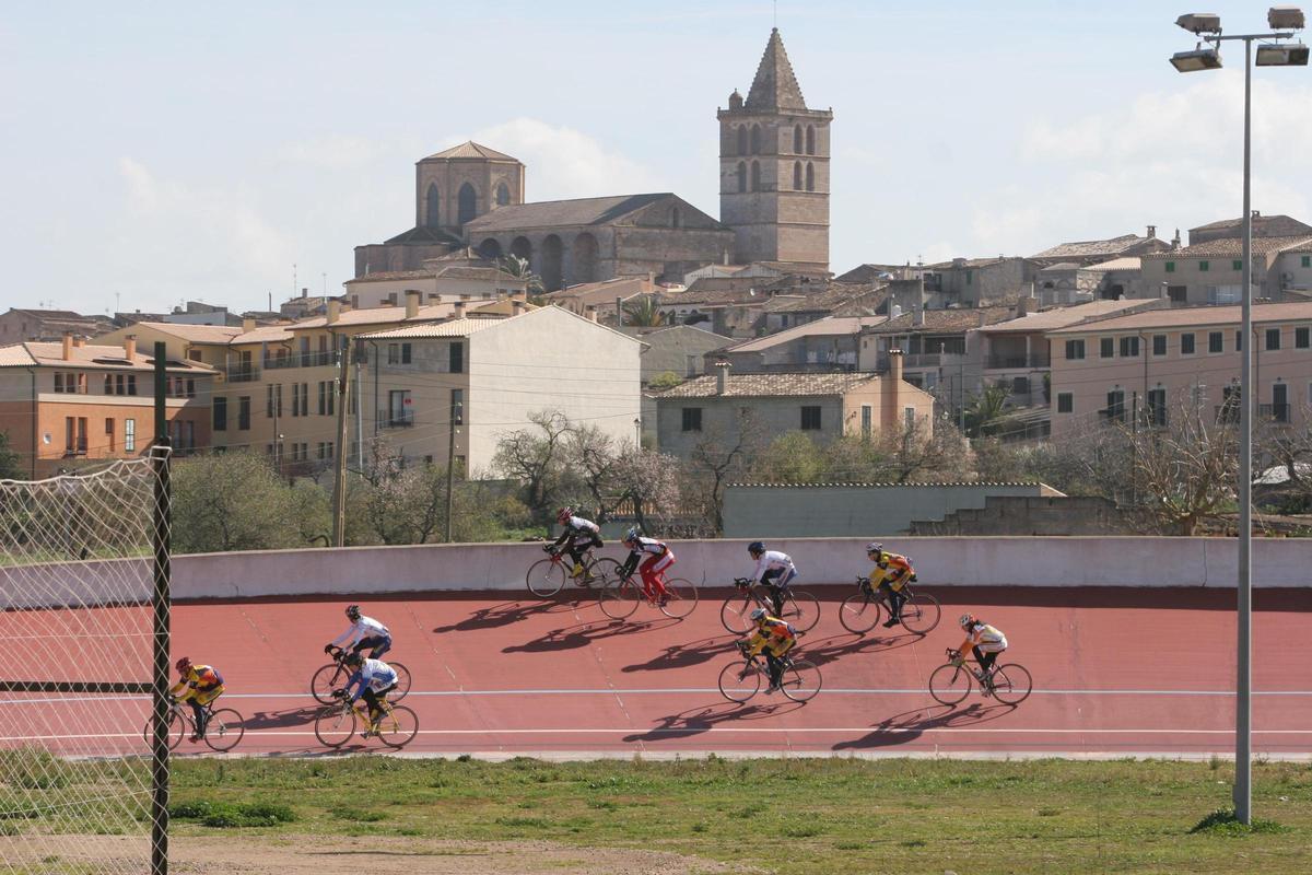 Varios ciclistas en la pista de sa Voltadora.