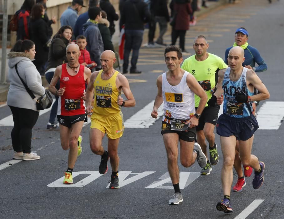 Los corredores del maratón completan la primera mitad del recorrido en los alrededores de Samil y Coruxo.