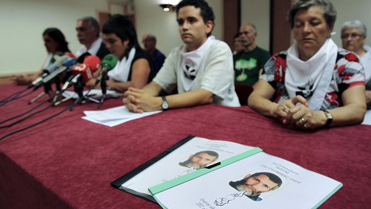 Miembros del colectivo de apoyo a presos de ETA Etxerat, este viernes en San Sebastián, durante la rueda de prensa para exigir la libertad de Iosu Uribetxeberria.