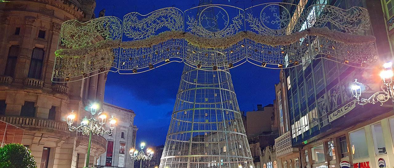 Instalación del árbol y otras decoraciones navideñas en Vigo