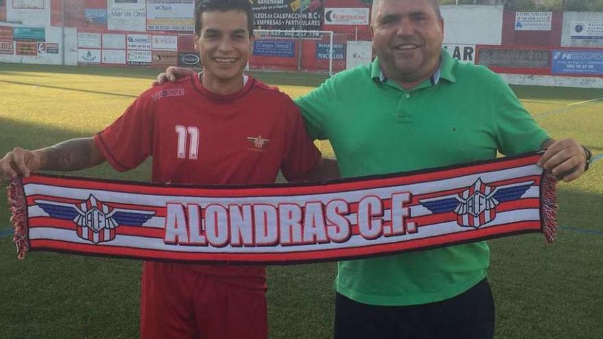 Yerai posa ayer en el campo de O Morrazo con el presidente del Alondras, Luis Guimeráns. // FdV