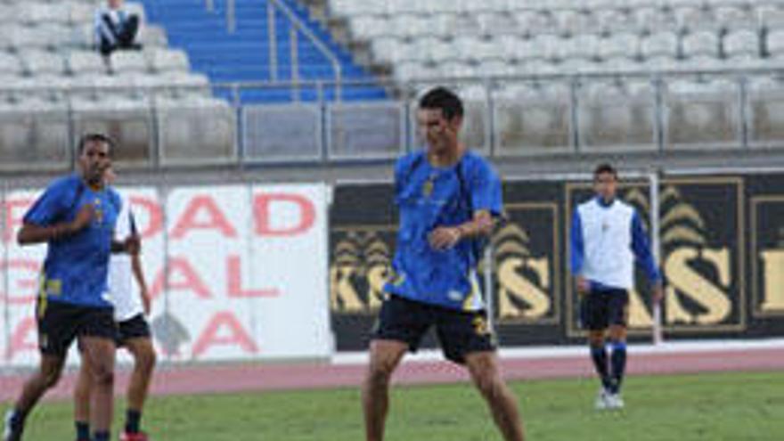 Vicente Gómez realiza un ejercicio durante el entrenamiento de ayer en el Estadio de Gran Canaria. i LUIS DEL ROSARIO