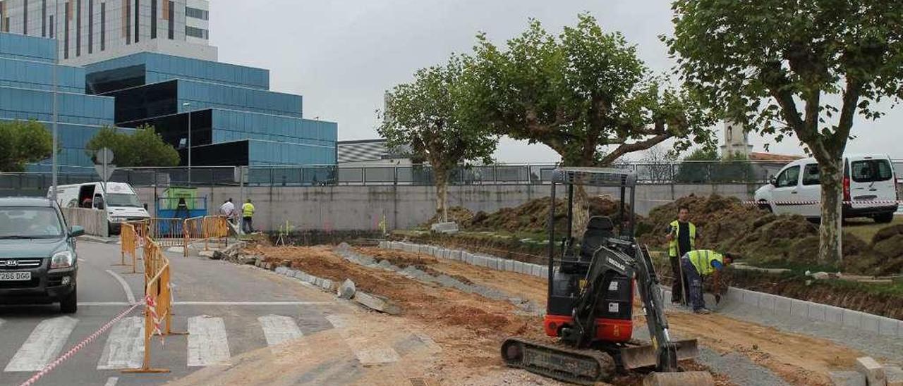 Varios operarios, trabajando ayer en la construcción del nuevo acceso al aparcamiento de consultas externas.