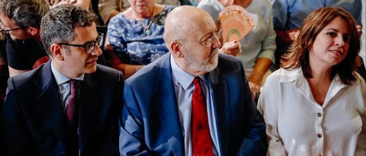 El presidente del Centro de Investigaciones Sociológicas (CIS), José Félix Tezanos, junto al ministro de la Presidencia, Félix Bolaños, y la vicesecretaria general del PSOE, Adriana Lastra, este 21 de junio de 2022.