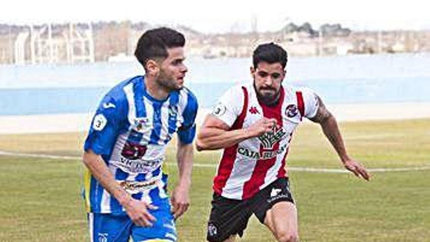 Chete persigue a un jugador de la Arandina para arrebatarle el cuero.