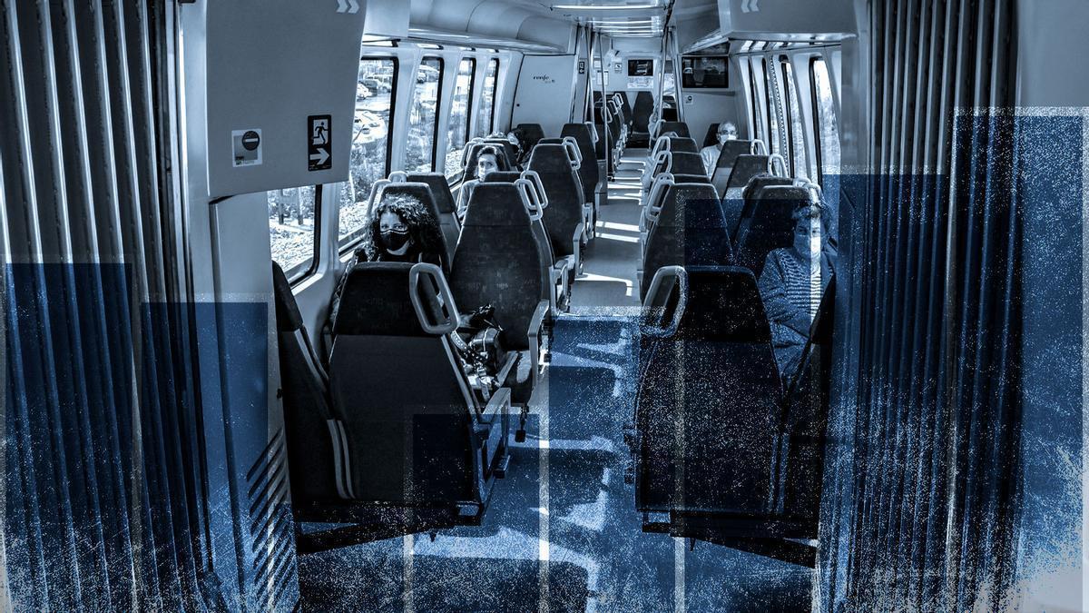 Usuarios en un tren de cercanías en Asturias.