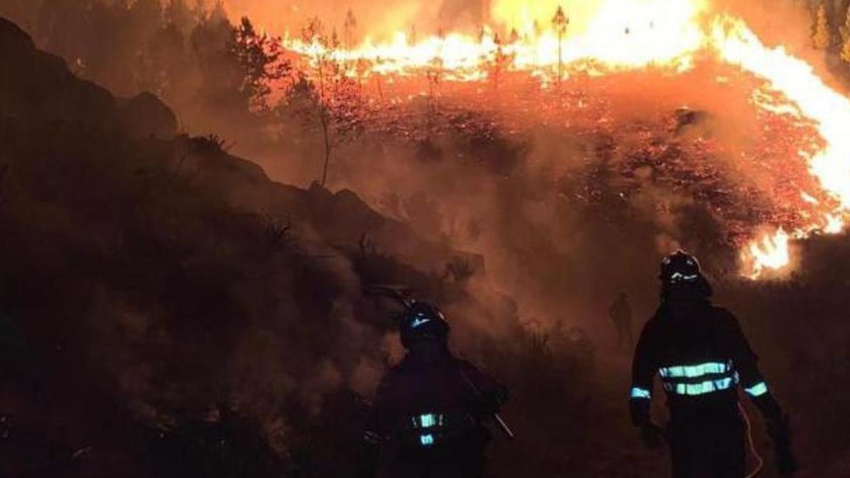 Efectivos en el incendio de Baleira.