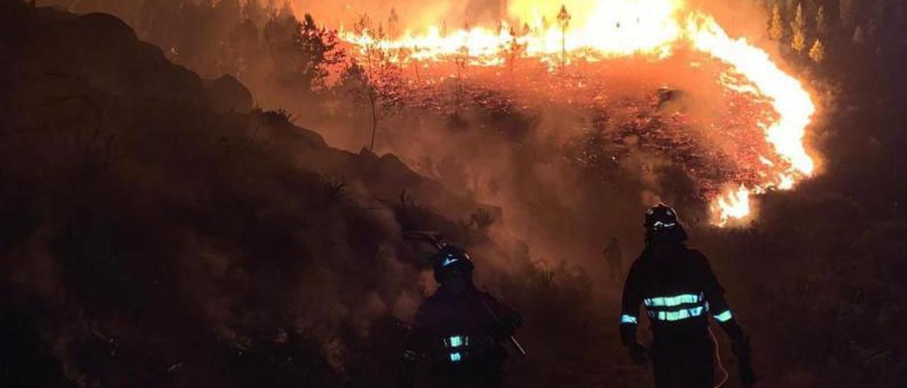 Efectivos en el incendio de Baleira.